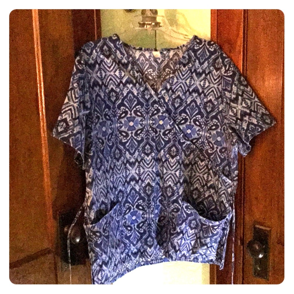 ‼️Very cute scrub top with tie in back‼️